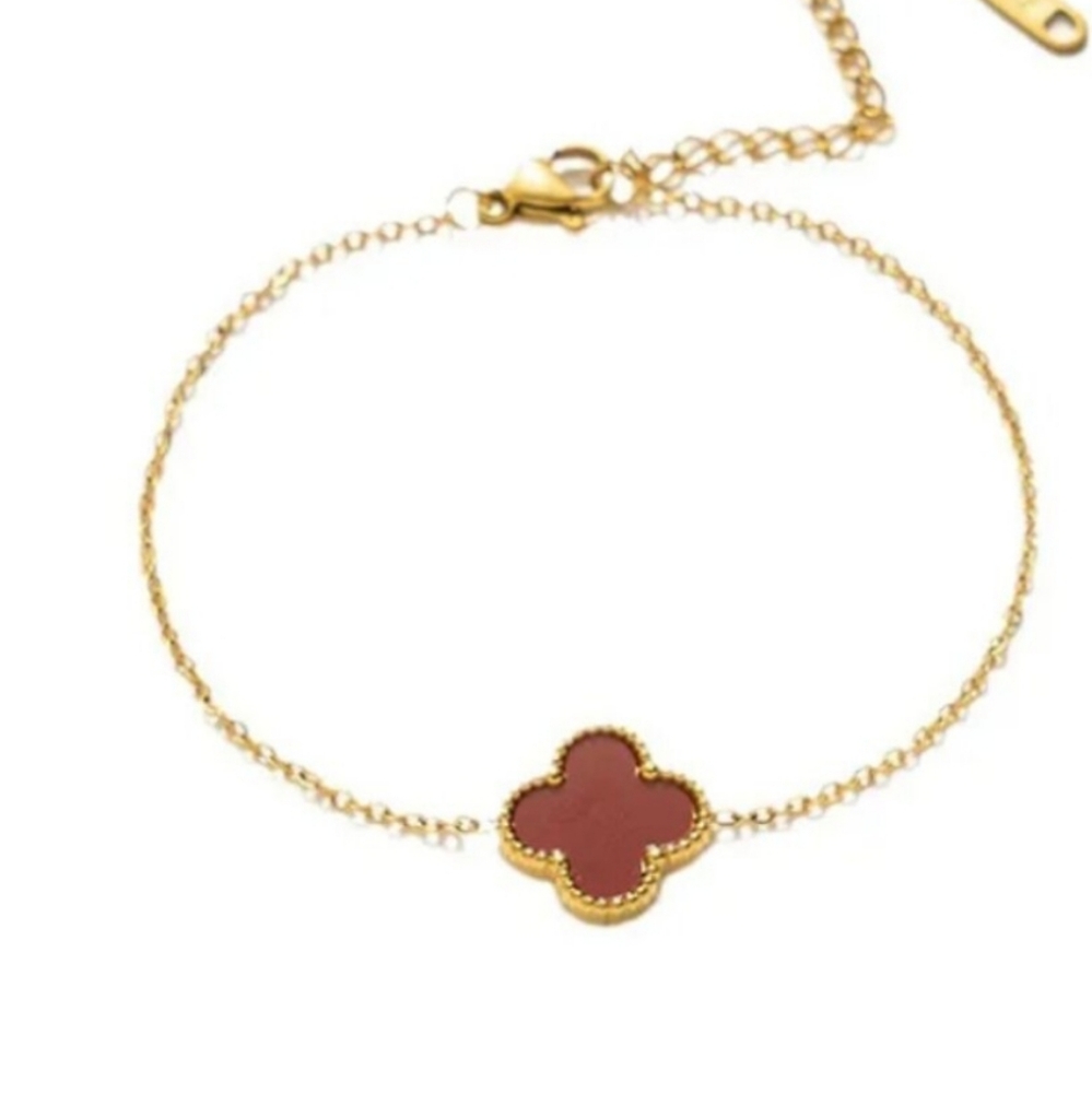 Gold Clover Pendant Bracelet